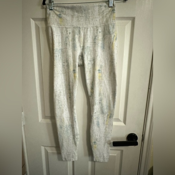 Powerhold Made Fabletics- White Reflective Crackle HighRise Leggings Medium EUC - Picture 2 of 5
